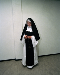 822311 Portret van Zuster Bertken , een van de vrouwen uit de Utrechtse historie, uitgebeeld tijdens het afscheidsfeest ...